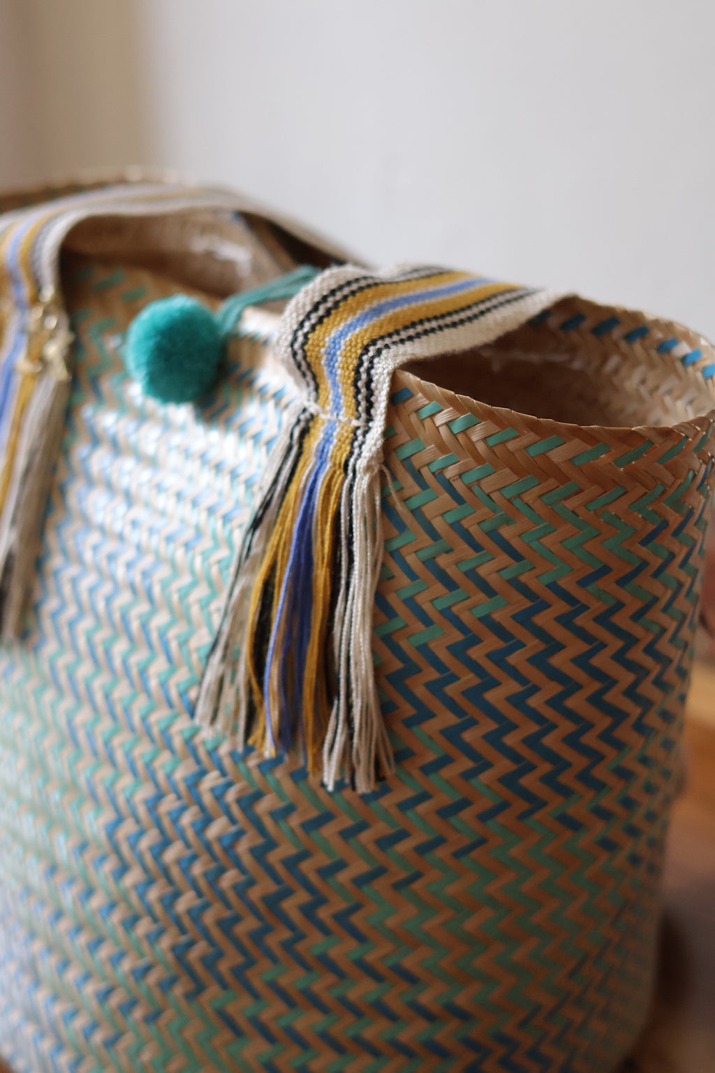 Cesta Yukpa – Aquamarine by iiwa kashi, handcrafted by Yukpa and Wayuu artisans in Venezuela using traditional caña brava weaving techniques.