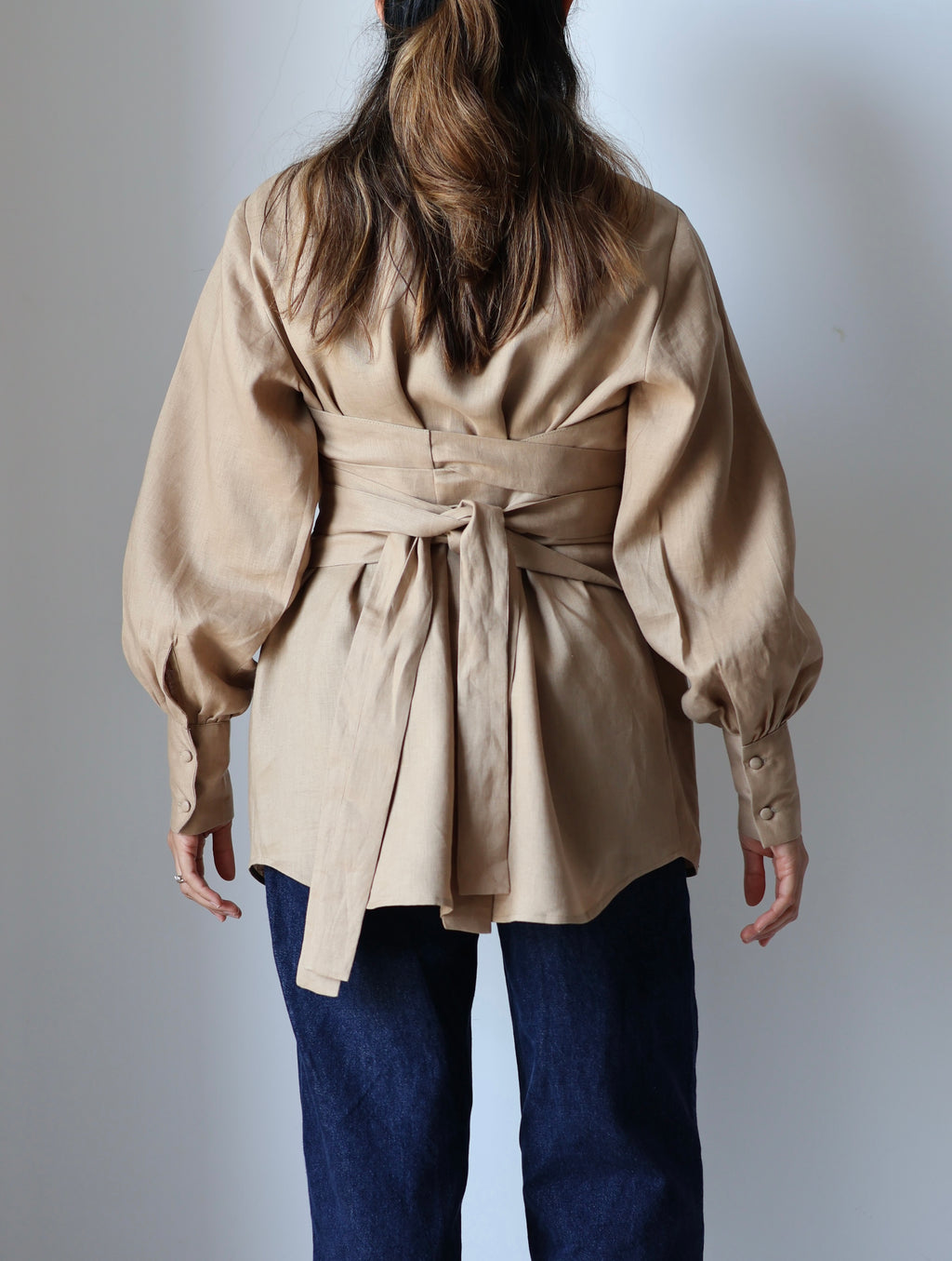 Beige linen shirt and corset set made from organic Japanese linen, handmade and curated by Nathalia Ojeda | iiwa kas