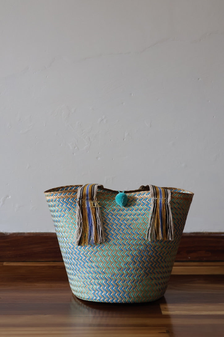Cesta Yukpa – Aquamarine by iiwa kashi, handcrafted by Yukpa and Wayuu artisans in Venezuela using traditional caña brava weaving techniques.