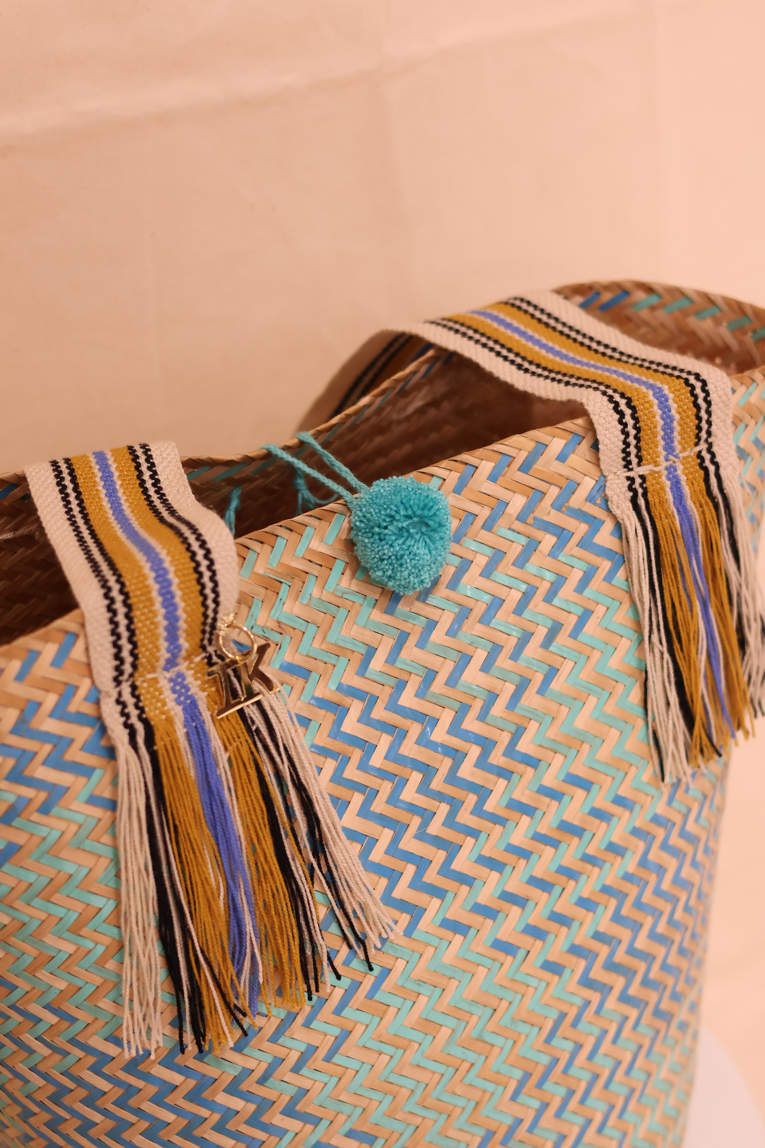 Cesta Yukpa – Aquamarine by iiwa kashi, handcrafted by Yukpa and Wayuu artisans in Venezuela using traditional caña brava weaving techniques.