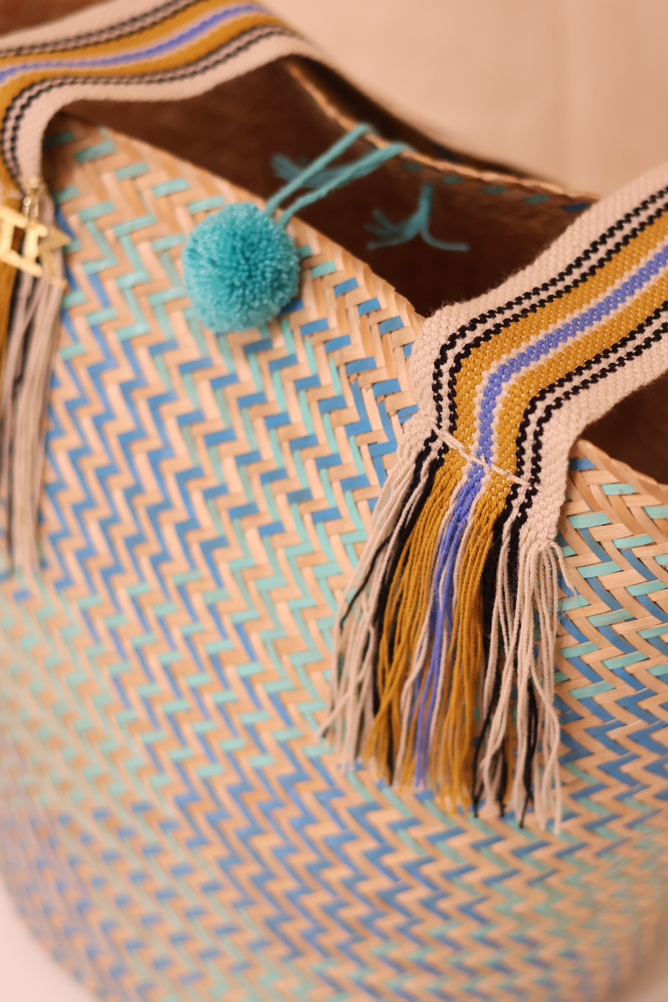 Cesta Yukpa – Aquamarine by iiwa kashi, handcrafted by Yukpa and Wayuu artisans in Venezuela using traditional caña brava weaving techniques.
