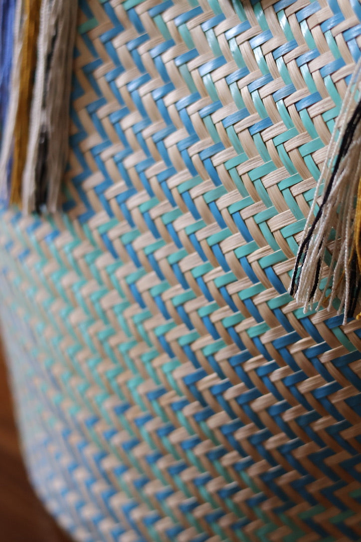 Cesta Yukpa – Aquamarine by iiwa kashi, handcrafted by Yukpa and Wayuu artisans in Venezuela using traditional caña brava weaving techniques.