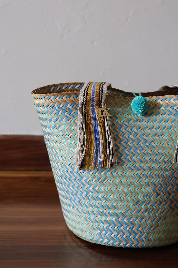 Cesta Yukpa – Aquamarine by iiwa kashi, handcrafted by Yukpa and Wayuu artisans in Venezuela using traditional caña brava weaving techniques.
