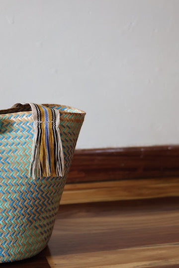 Cesta Yukpa – Aquamarine by iiwa kashi, handcrafted by Yukpa and Wayuu artisans in Venezuela using traditional caña brava weaving techniques.