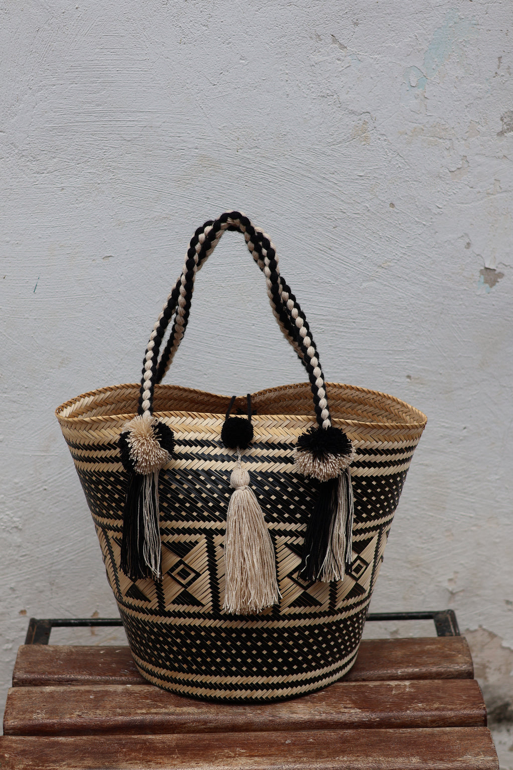 Cesta Yukpa – Black basket by iiwa kashi, handcrafted by Yukpa and Wayuu artisans in Venezuela using traditional caña brava weaving techniques.