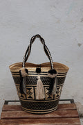 Cesta Yukpa – Black basket by iiwa kashi, handcrafted by Yukpa and Wayuu artisans in Venezuela using traditional caña brava weaving techniques.