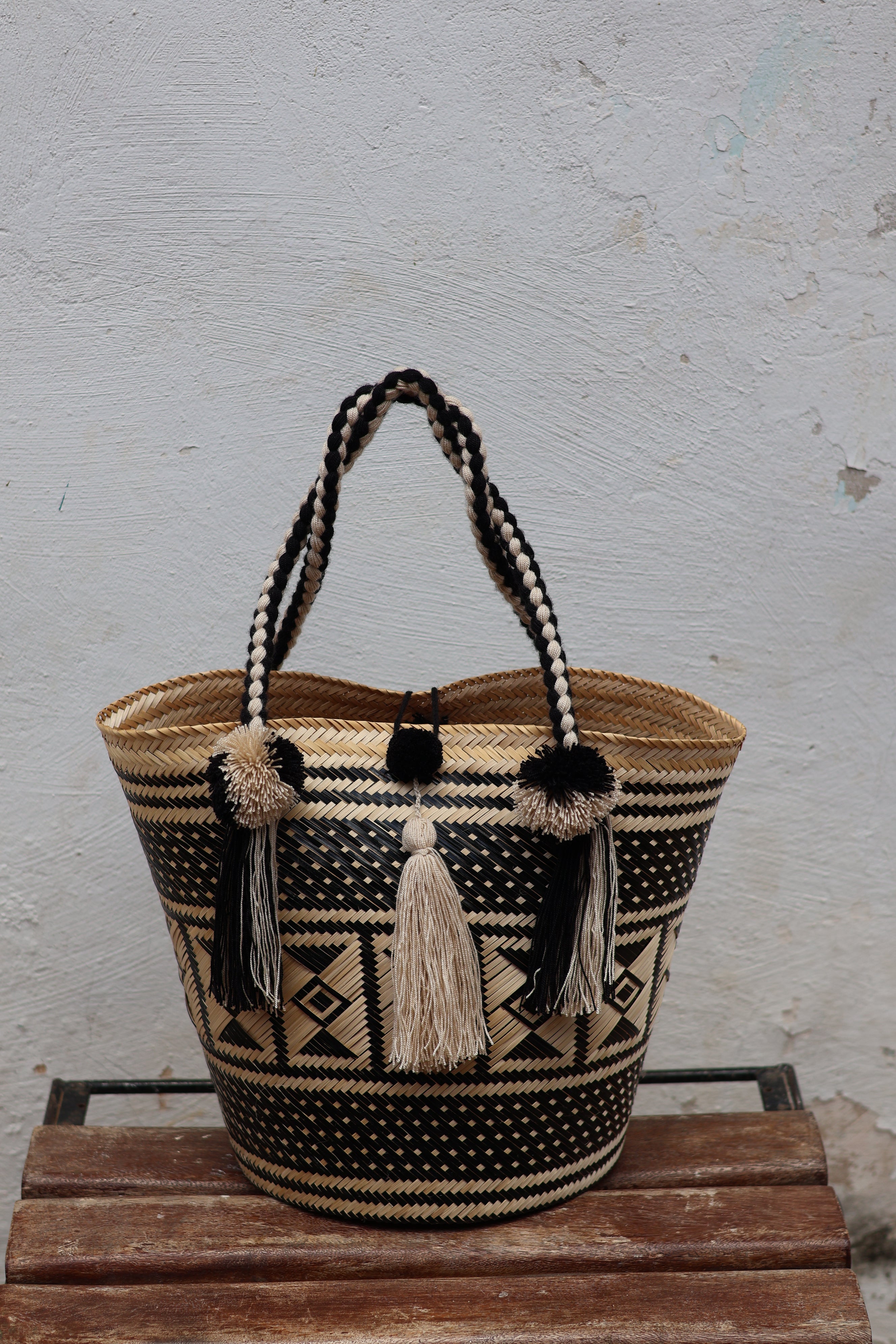 Cesta Yukpa – Black basket by iiwa kashi, handcrafted by Yukpa and Wayuu artisans in Venezuela using traditional caña brava weaving techniques.