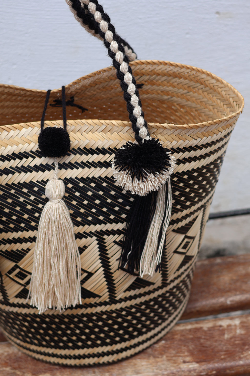 Cesta Yukpa – Black basket  by iiwa kashi, handcrafted by Yukpa and Wayuu artisans in Venezuela using traditional caña brava weaving techniques.