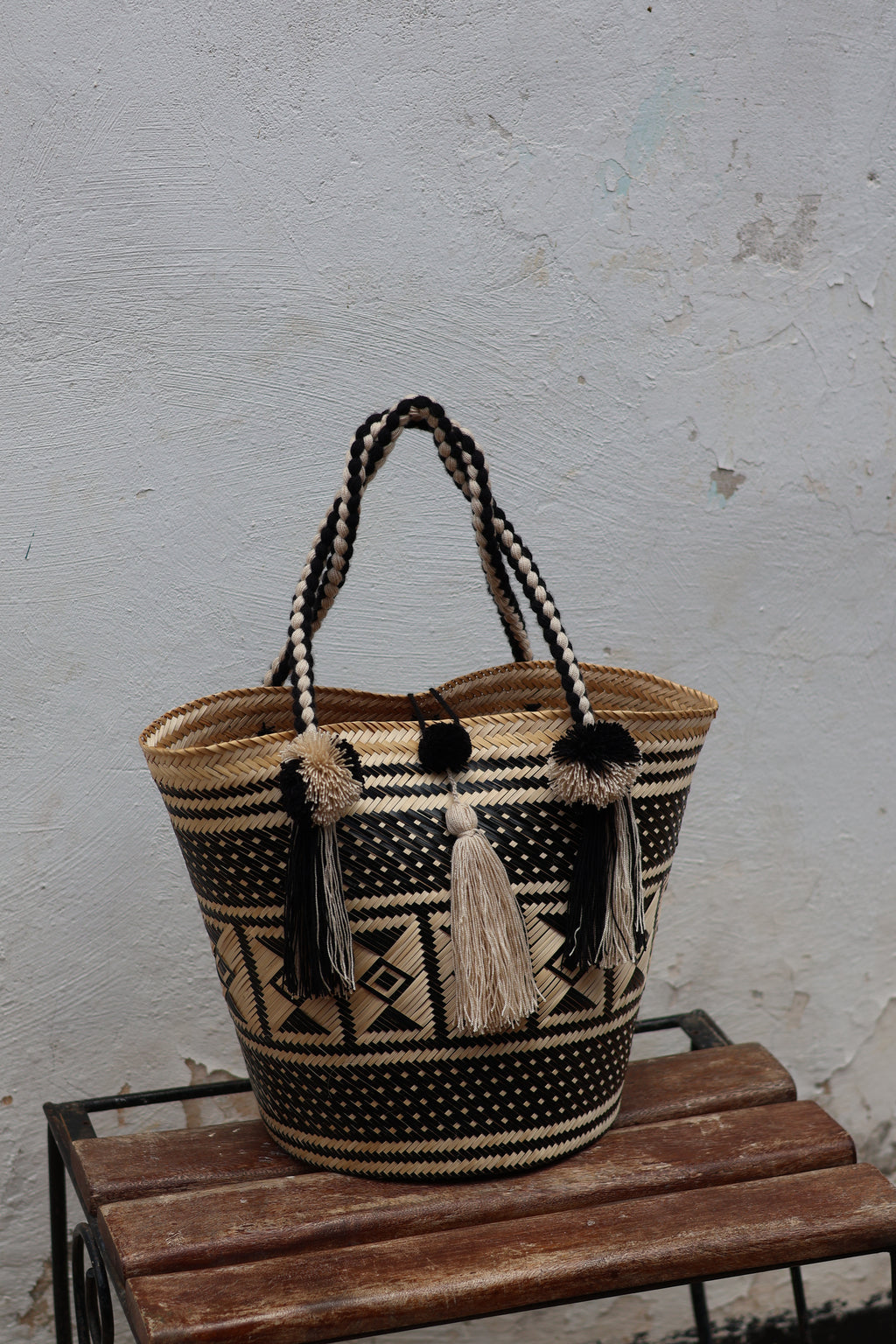 Cesta Yukpa – Black basket  by iiwa kashi, handcrafted by Yukpa and Wayuu artisans in Venezuela using traditional caña brava weaving techniques.
