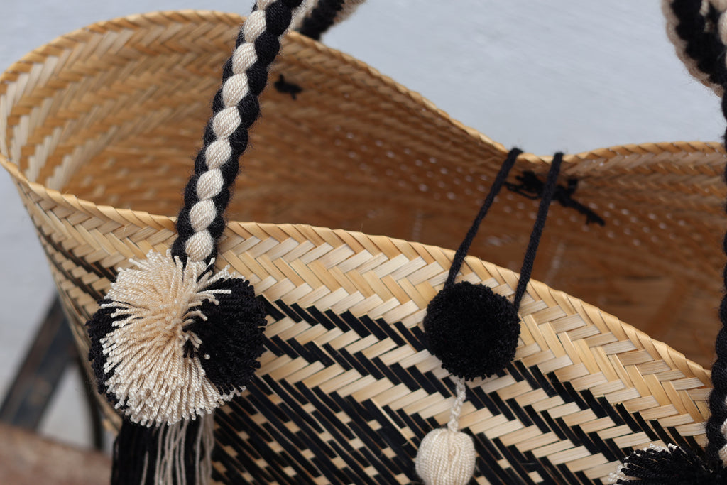 Cesta Yukpa – Black basket  by iiwa kashi, handcrafted by Yukpa and Wayuu artisans in Venezuela using traditional caña brava weaving techniques.