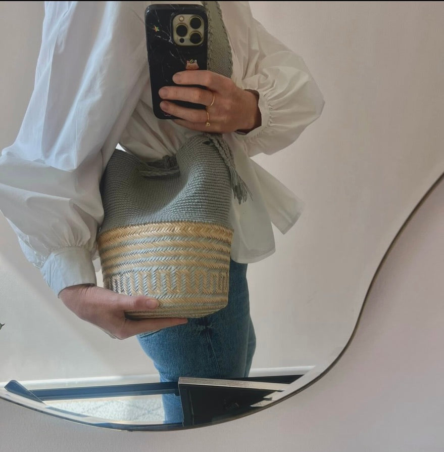 La Canasta Bag in blue by iiwa kashi, handcrafted by Wayuu artisans in Venezuela with cotton and caña brava, featuring 24K gold-plated logo.