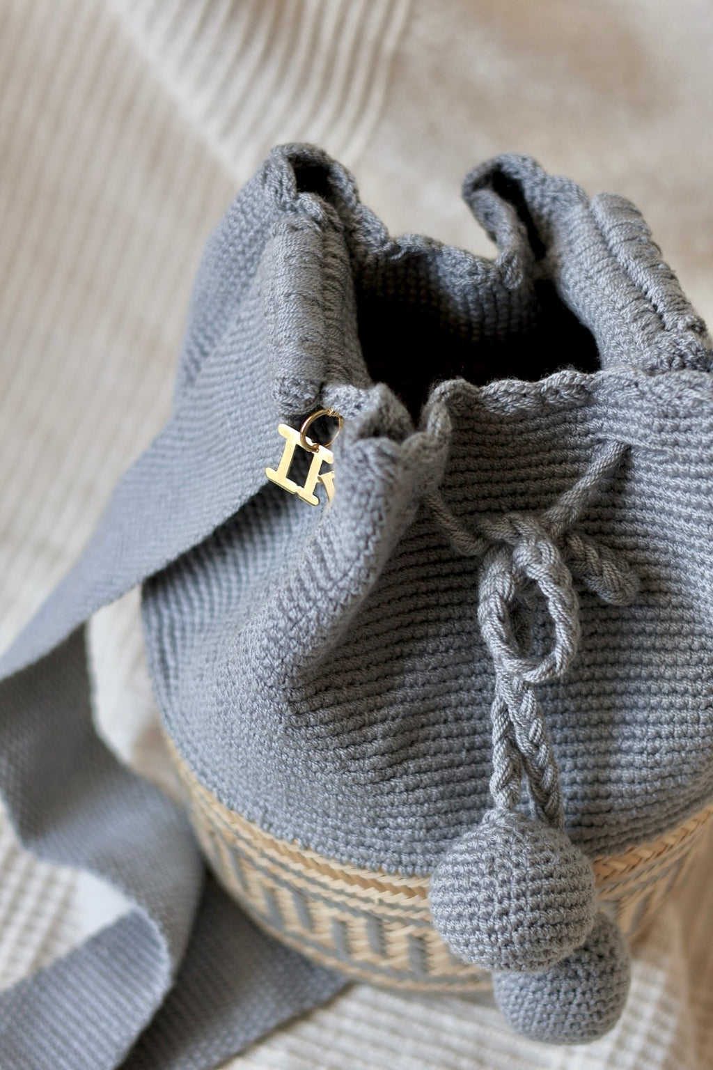 La Canasta Bag in blue by iiwa kashi, handcrafted by Wayuu artisans in Venezuela with cotton and caña brava, featuring 24K gold-plated logo.