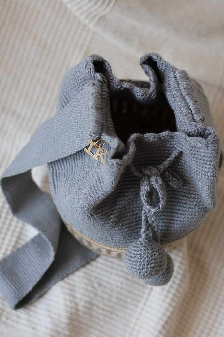 La Canasta Bag in blue by iiwa kashi, handcrafted by Wayuu artisans in Venezuela with cotton and caña brava, featuring 24K gold-plated logo.