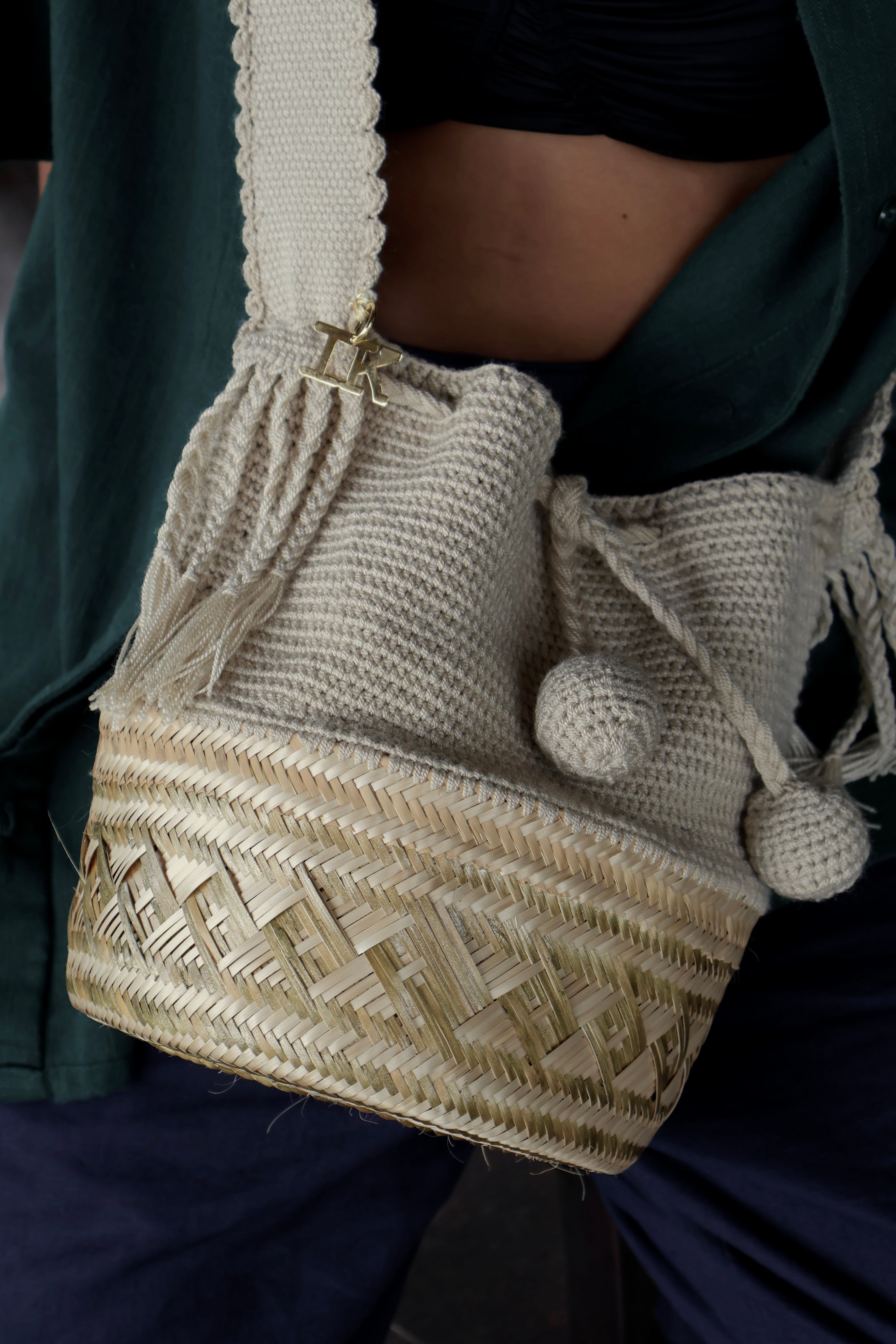 La Canasta Bag in beige by iiwa kashi, handcrafted by Wayuu artisans in Venezuela with cotton and caña brava, featuring 24K gold-plated Jill Hopkins logo.
