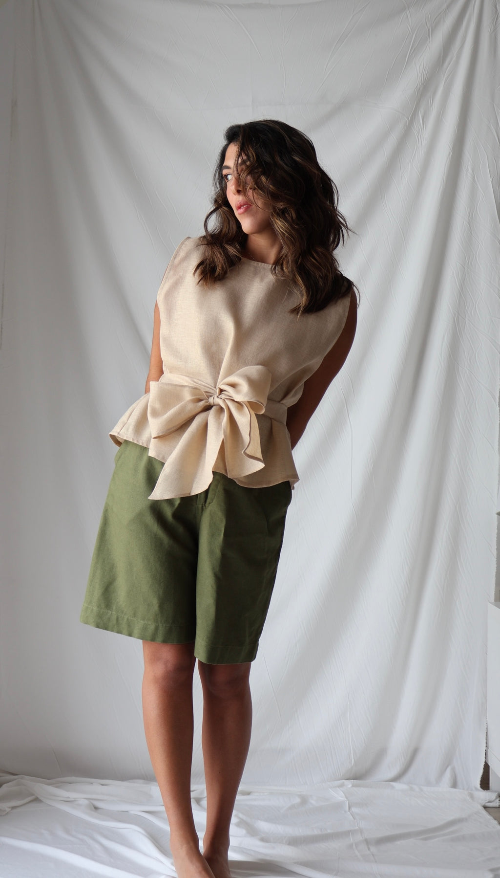 Lazo Top in pure Japanese linen by Nathalia Ojeda, modeled in golden tone, full outfit view