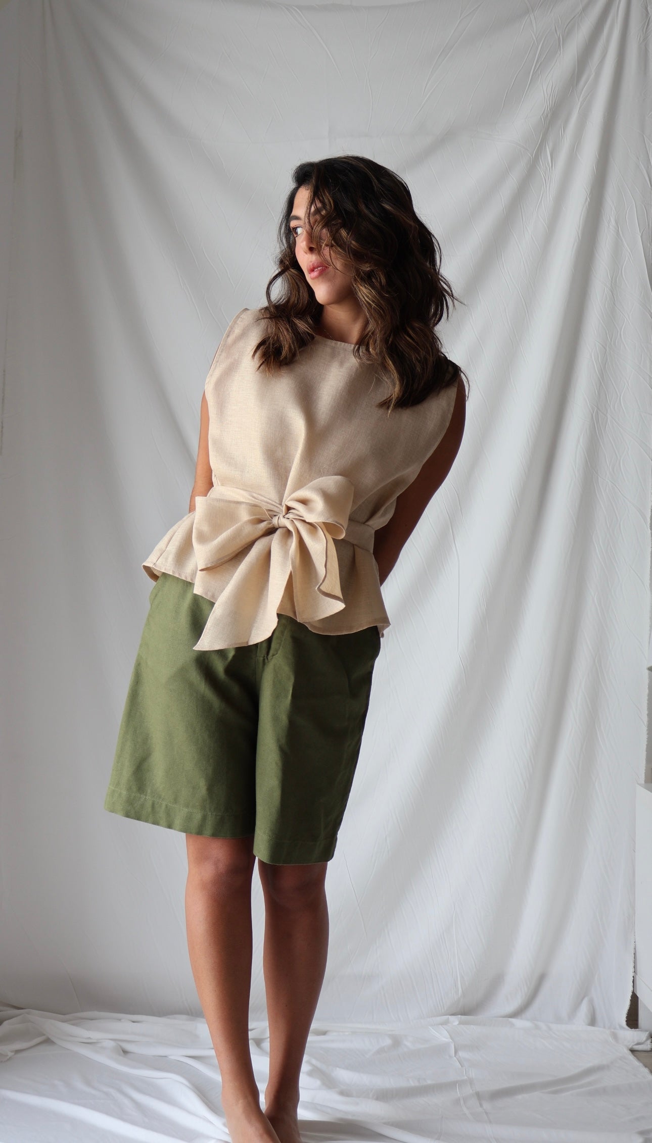 Lazo Top in pure Japanese linen by Nathalia Ojeda, modeled in golden tone, full outfit view