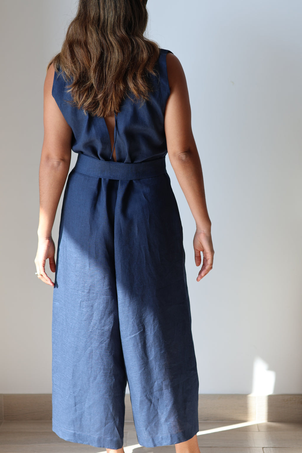Navy linen jumpsuit made from organic Japanese linen, handmade and curated by Nathalia Ojeda | iiwa kashi