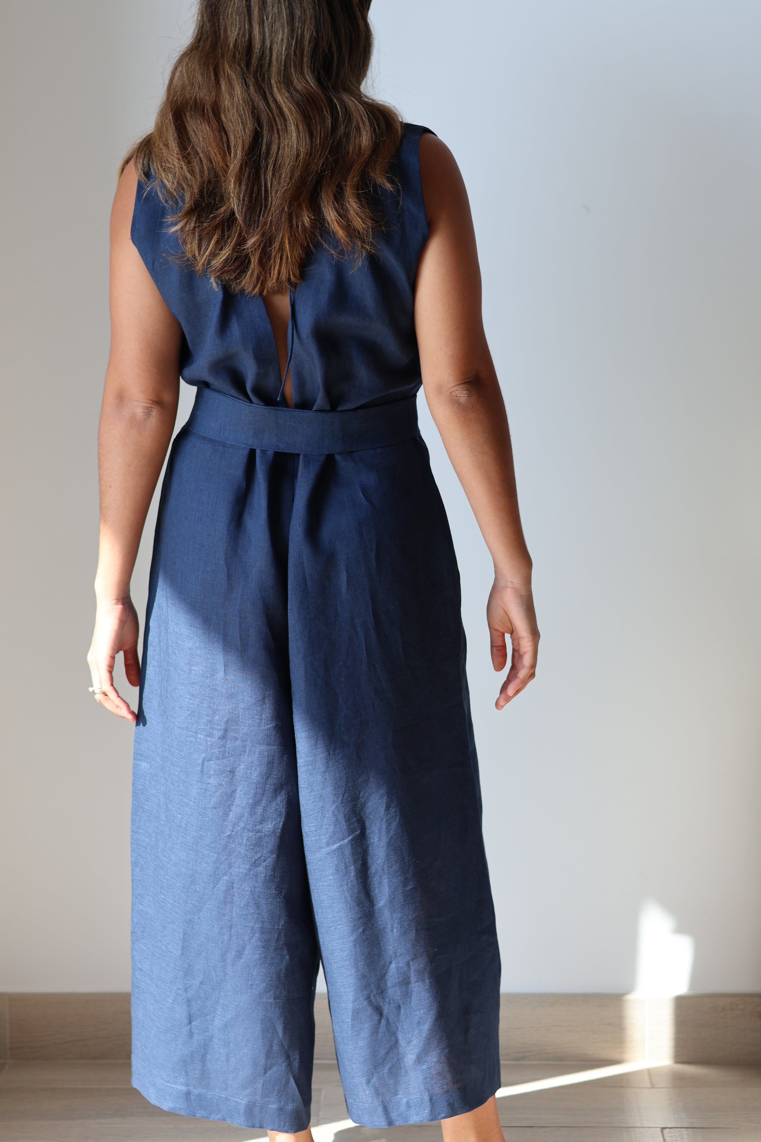 Navy linen jumpsuit made from organic Japanese linen, handmade and curated by Nathalia Ojeda | iiwa kashi