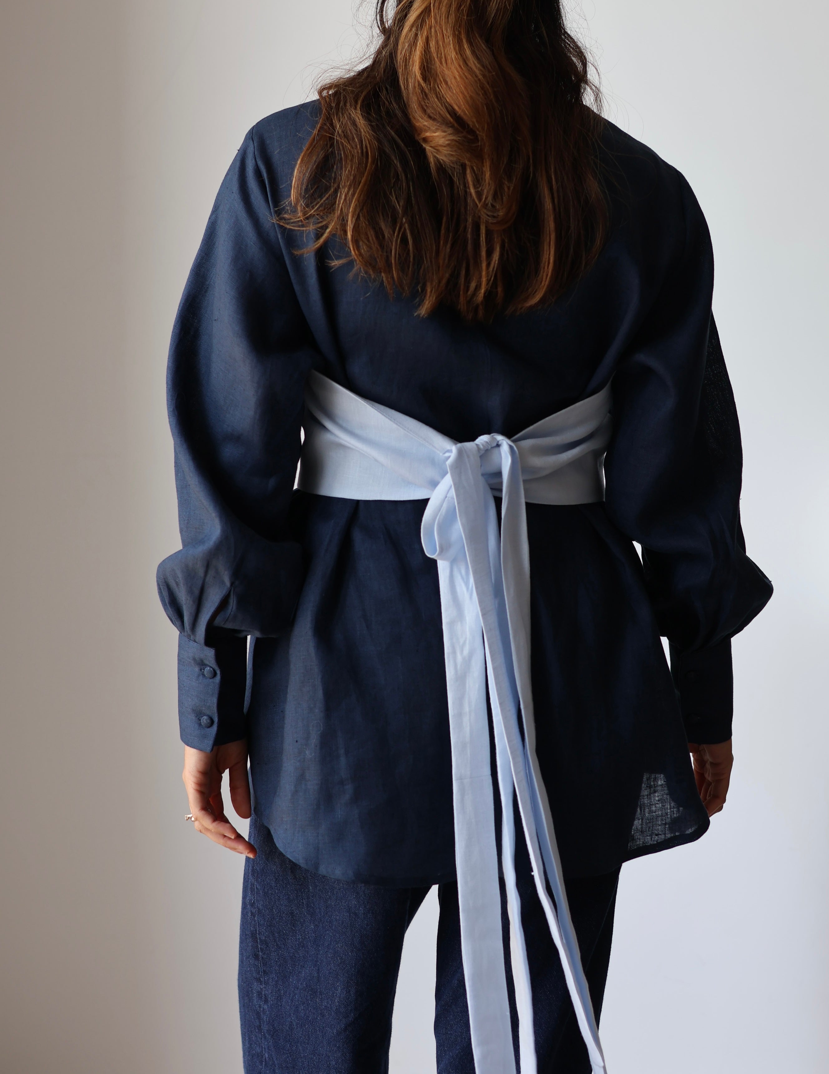 Navy linen shirt and baby blue corset set made from organic Japanese linen, handmade and curated by Nathalia Ojeda | iiwa kashi