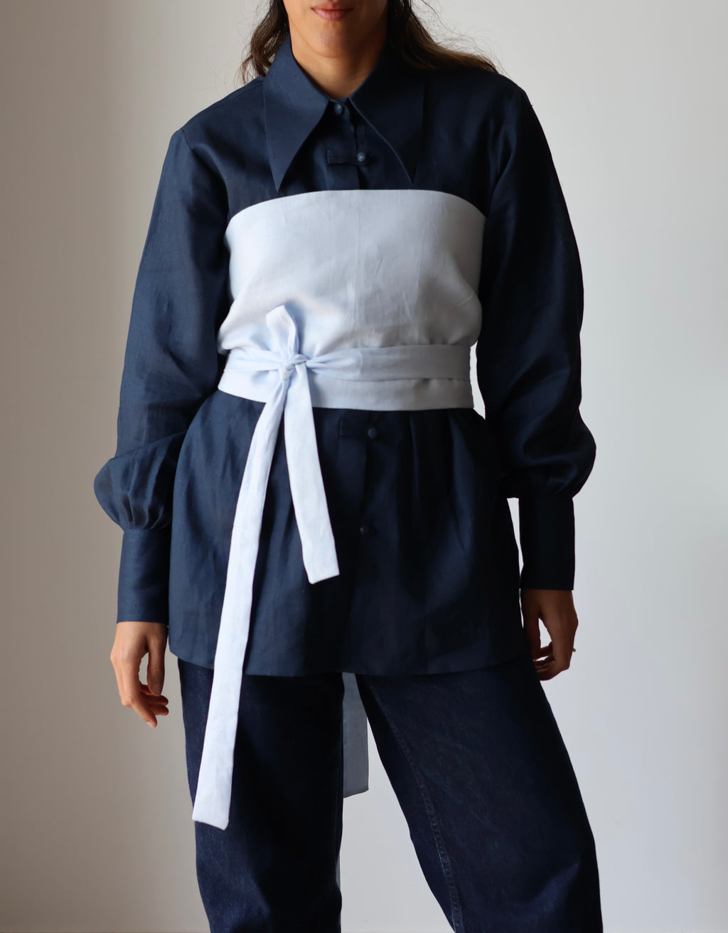 Navy linen shirt and baby blue corset set made from organic Japanese linen, handmade and curated by Nathalia Ojeda | iiwa kashi