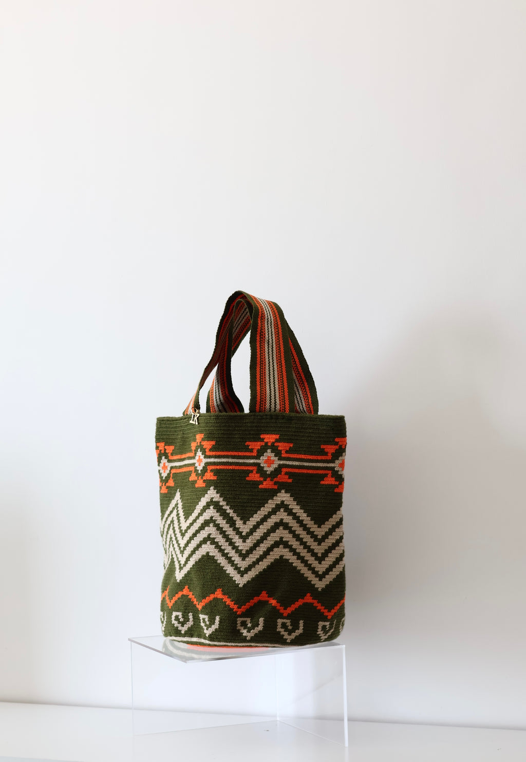 PALANACHI de la Tierra Wayuu Tote Bag in green and orange by iiwa kashi, handcrafted by Wayuu artisans from La Guajira, Venezuela, made with pure cotton and 24K gold-plated silver logo.