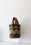 PALANACHI de la Tierra Wayuu Tote Bag in green and orange by iiwa kashi, handcrafted by Wayuu artisans from La Guajira, Venezuela, made with pure cotton and 24K gold-plated silver logo.