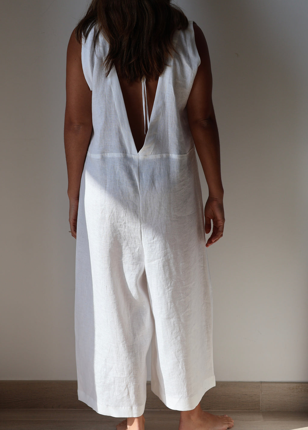 White linen jumpsuit made from organic Japanese linen, handmade and curated by Nathalia Ojeda | iiwa kashi